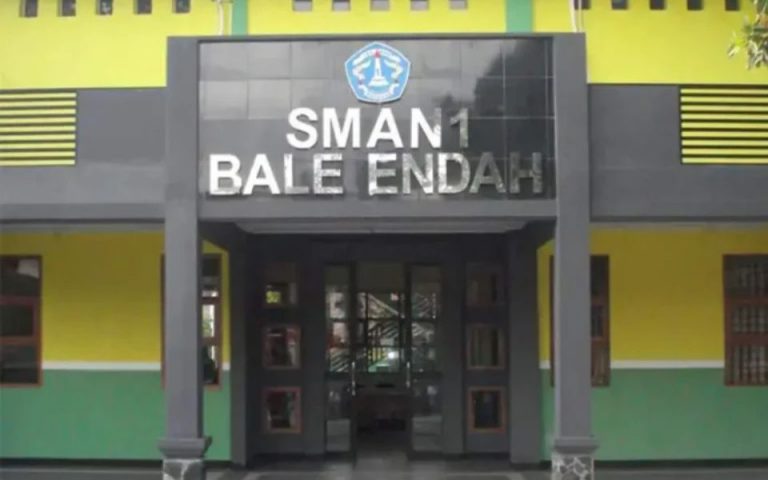 dekat sekolah negeri